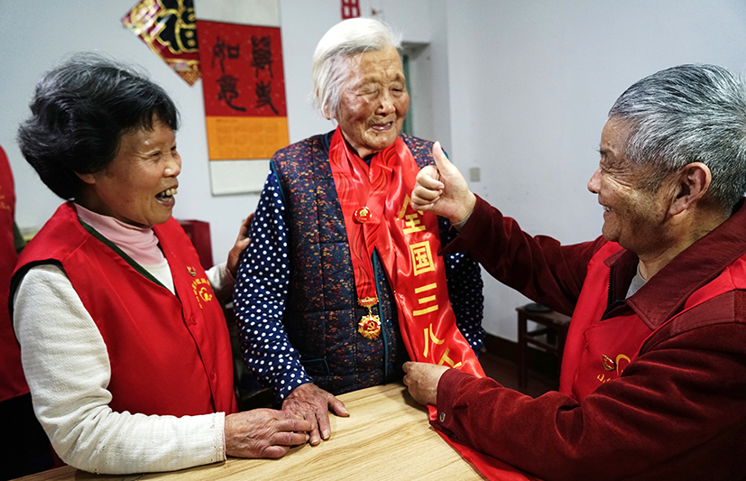 8.（为您点赞）60年代全国93岁的三八红旗手万惠英在向爱心人士讲当时到北京开会受到毛主席等中央领导的接见时的幸福感，，，让爱心志愿者听了直点赞，，，。2022.3.16 拷贝.jpg