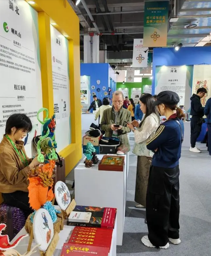 湖北省非遗传承人在第八届成都国际非遗节上亮绝活
