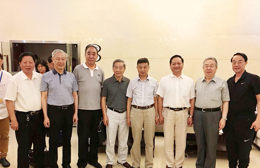 6 杨主任在学术大会上，巧遇85岁的同门师兄，也是程莘农院士弟子，原湖北中医学院孙国杰院长。.png