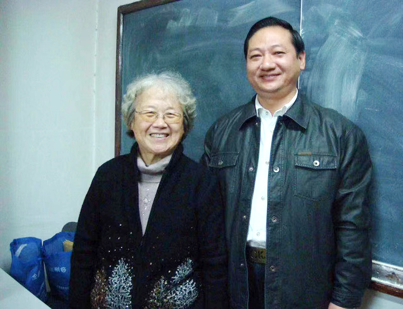 7 杨主任在中科院进修时，与导师孔宪芬老师合影留念。孔宪芬系民国“金针王乐亭”学术传承人。.png