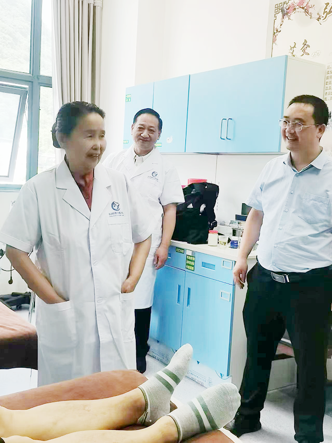 8 杨京教授和恩师陈立教授承马艳华秘书长邀约到长顺县中医院进行针炙技术帮扶.png
