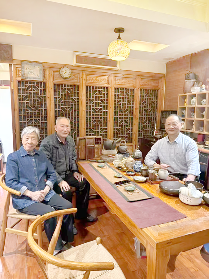 9 图为我与杨院长和他的夫人（原空军医院理疗科吕新莲主任）的合影留念。.png